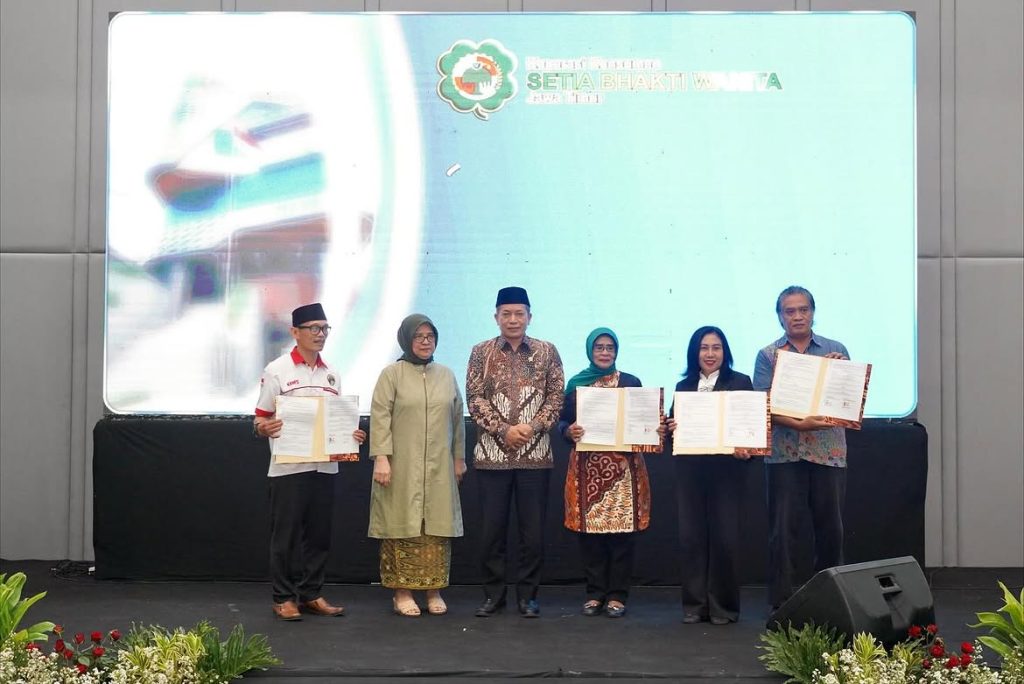 Menghadiri dan menandatangani Prasasti Peresmian Gedung Koperasi Konsumen Setia Bhakti Wanita (S (2)